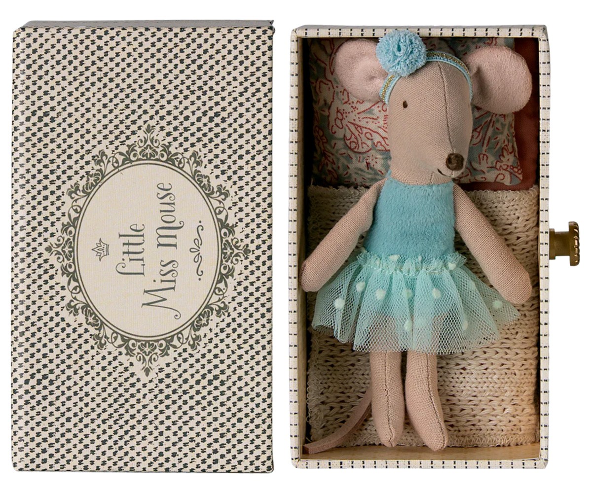 Ratoncita Bailarina Hermana Pequeña en Sofá Cama Azul