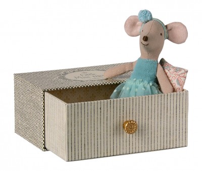 Ratoncita Bailarina Hermana Pequeña en Sofá Cama Azul