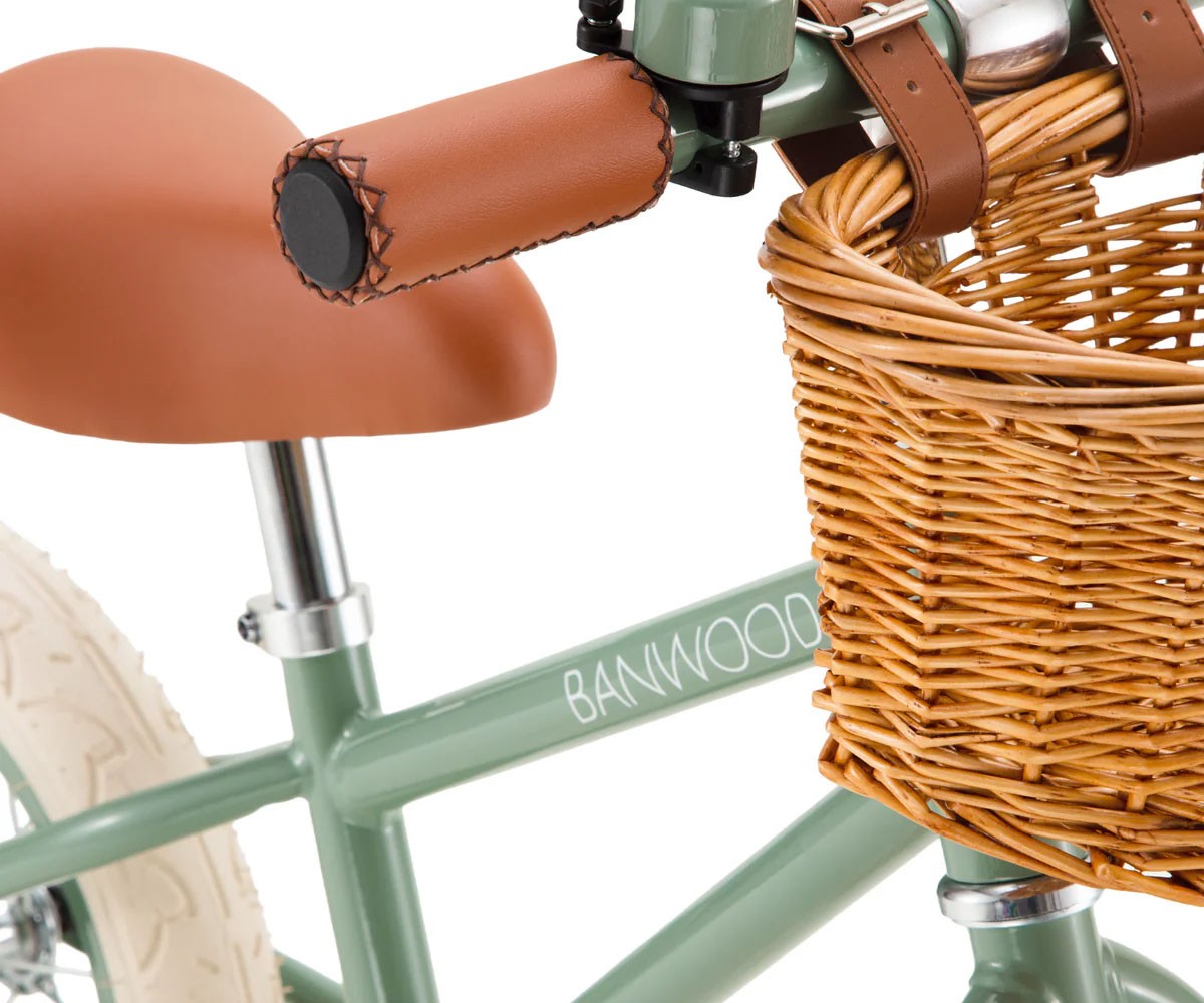 Bicicleta Banwood sem pedais e capacete BANWOOD ECO como presente First Go! Forest