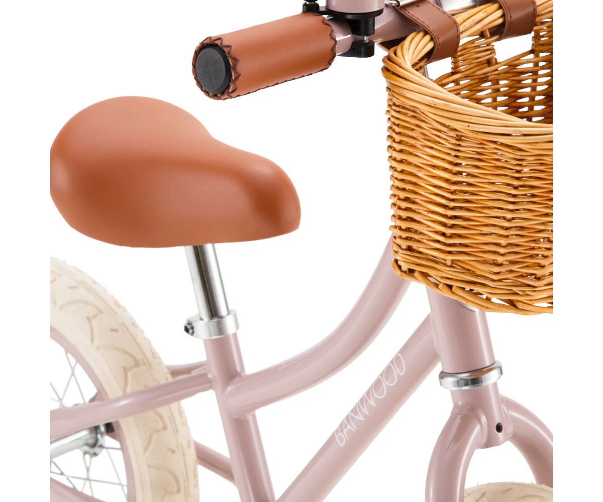 Bicicleta Banwood sem pedais e capacete BANWOOD ECO como presente First Go! Dusty Pink