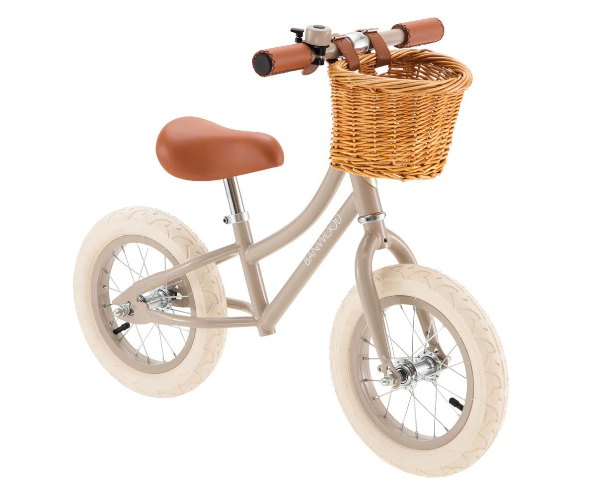 Bicicleta Banwood sem pedais e capacete BANWOOD ECO como presente First Go! Bege