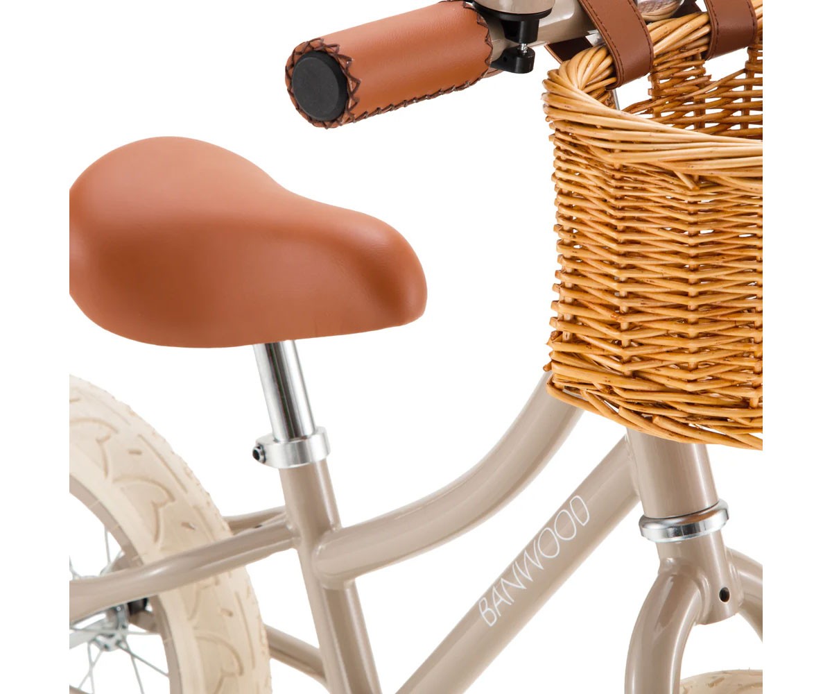 Bicicleta Banwood sem pedais e capacete BANWOOD ECO como presente First Go! Bege
