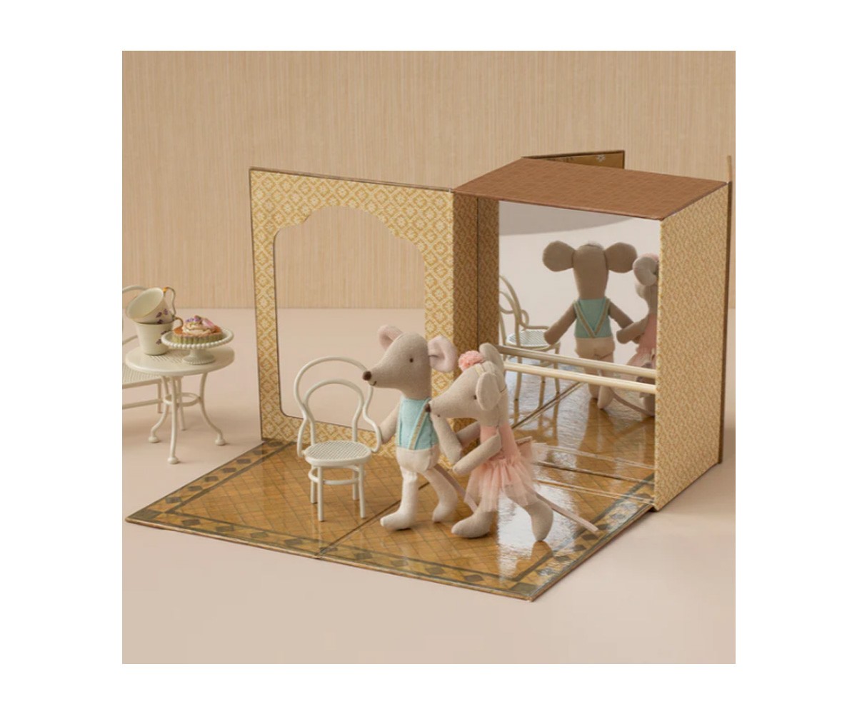 Ratones Ballet en Estudio de Danza, Hermana y Hermano Pequeños