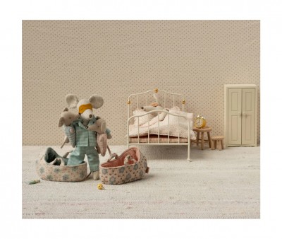 Topino Bebè Mouse nella Cesta Rosa