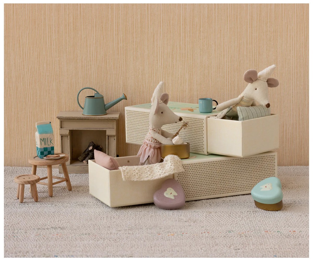 Fada Little Mouse Pérez Irmãzinha em uma caixa de fósforos