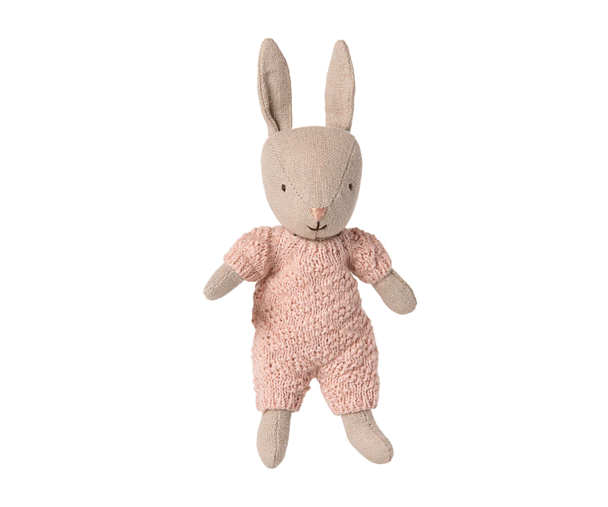 Conejo Micro Arena con Traje de Punto Rosa