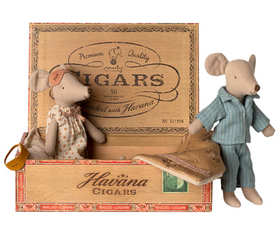 Mamá y Papá Ratón en Caja de Cigarros
