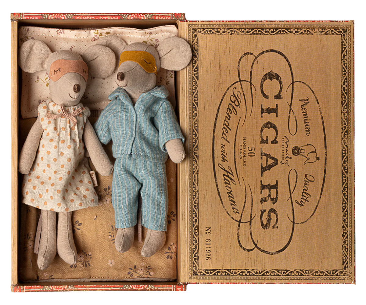 Mamá y Papá Ratón en Caja de Cigarros