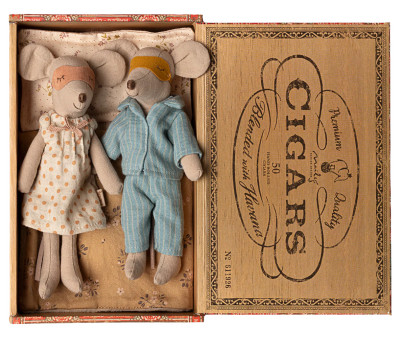 Mamá y Papá Ratón en Caja de Cigarros