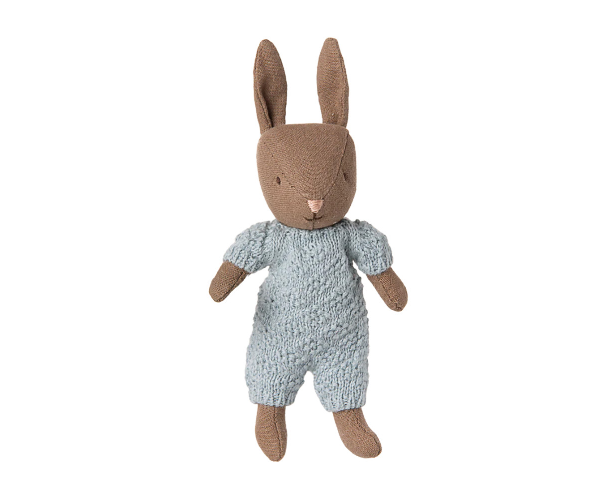 Conejo Micro Arena con Traje de Punto Azul