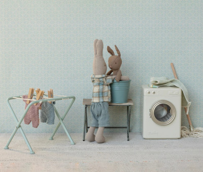 Conejo Micro Arena con Traje de Punto Azul