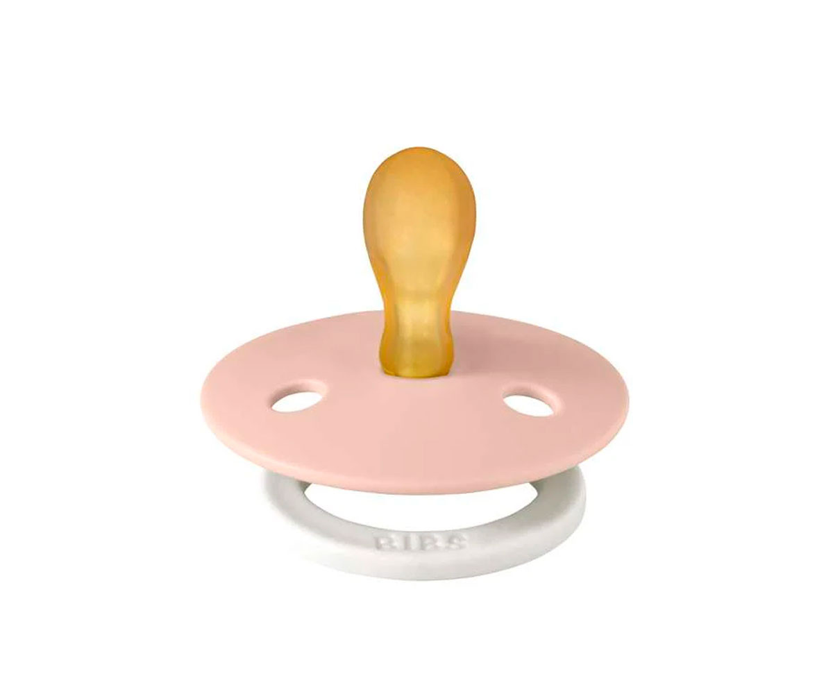 Chupeta noturna BIBS Colour Symmetric Blush em uma bolsa