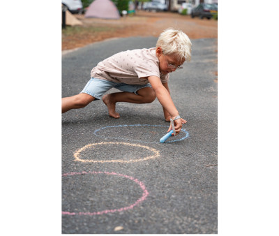 Giochi di attività con gessi da marciapiede