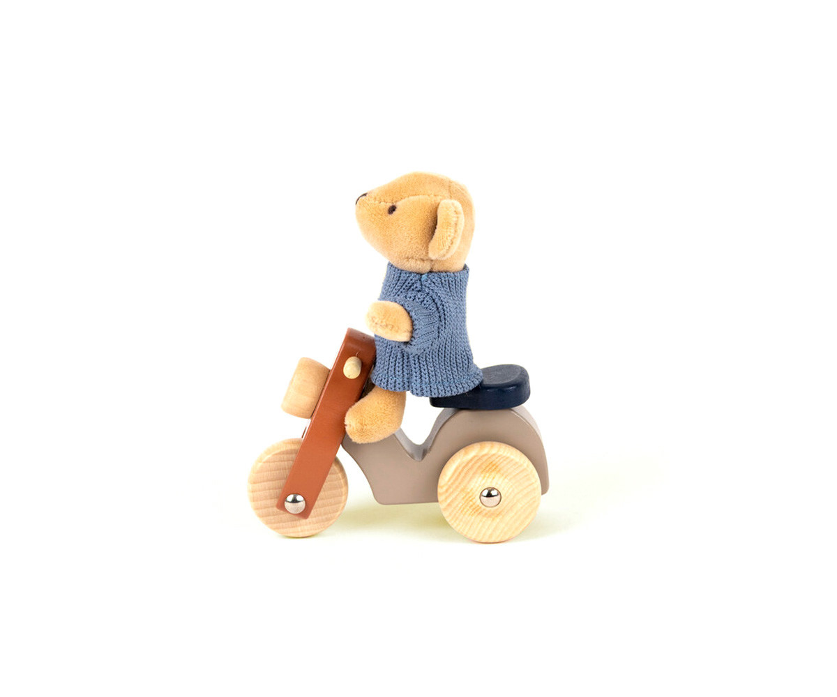 Oso Alexis en Vespa